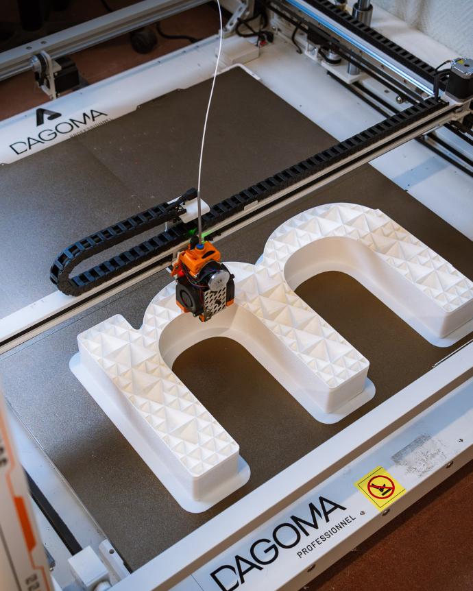 Lettres de l'enseigne Motion Bar en cours d'impression 3D grand format chez Dagoma