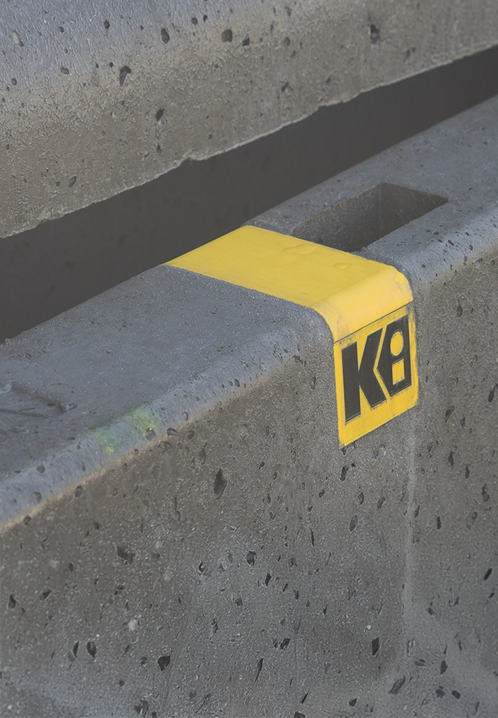 Pièce Kiloutou imprimée en 3D intégrée dans un bloc de béton