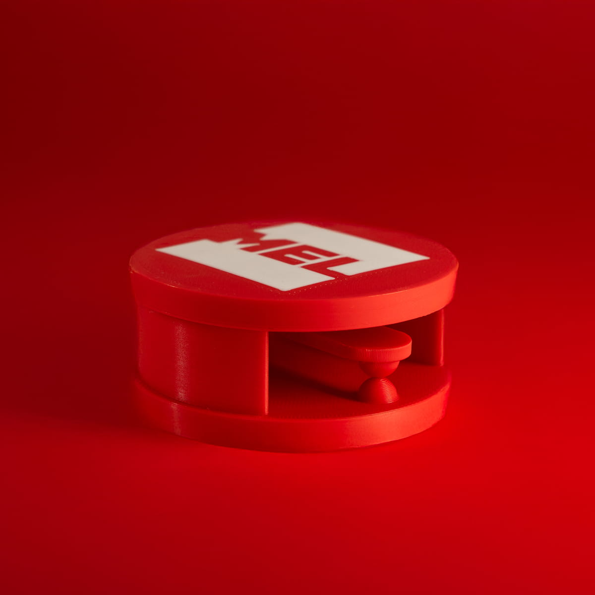 Pièce imprimée en 3D à la finition rouge brillante, prête à être utilisée