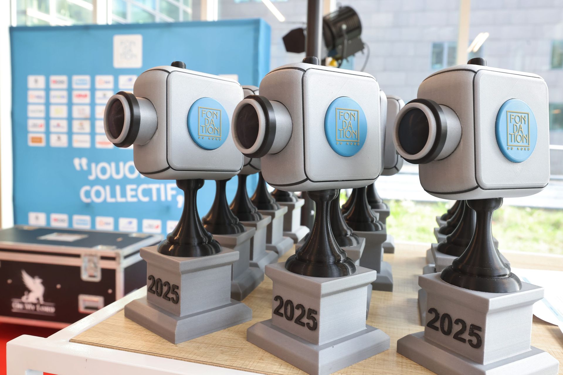 Trophées de la Fondation du Nord imprimés en 3D, alignés avant la cérémonie
