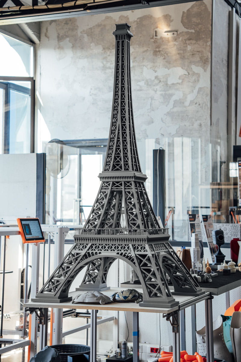 Tour Eiffel géante imprimée en 3D exposée dans l'usine DAGOMA de Roubaix