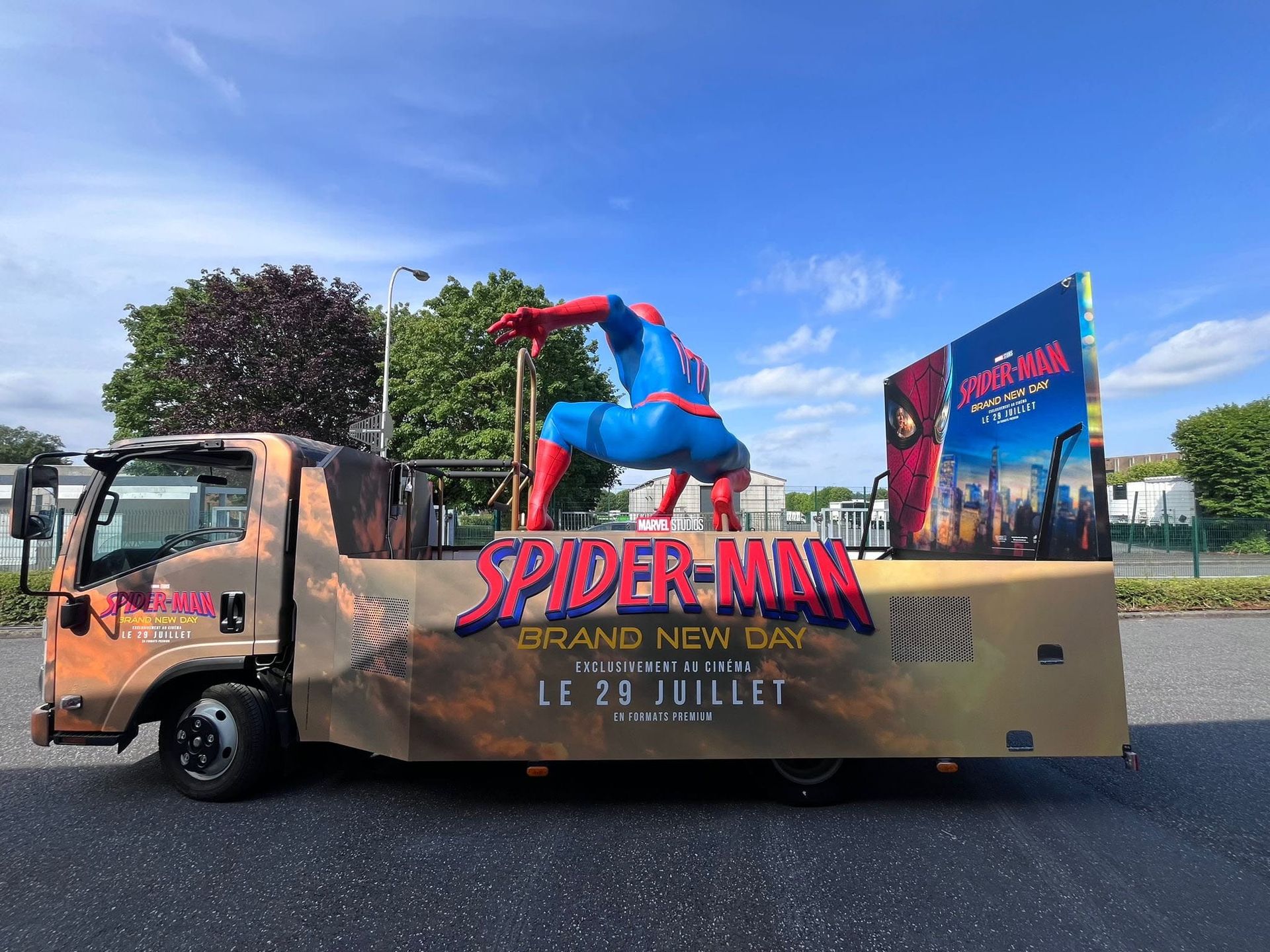 Spider-Man grandeur nature imprimé en 3D installé sur une caravane du Tour de France