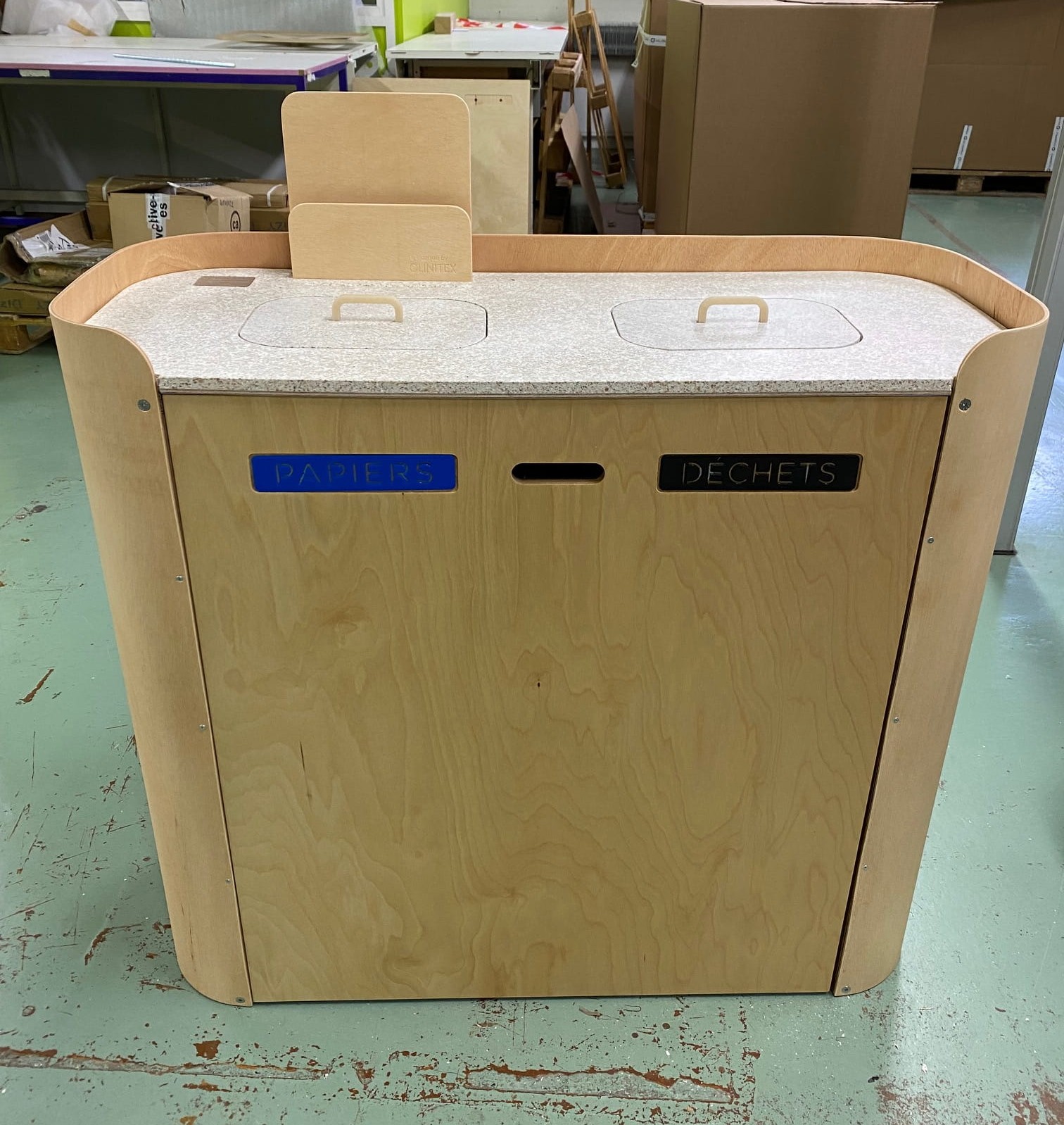 Kiosque de tri sélectif Dizy équipé d'accessoires imprimés en 3D