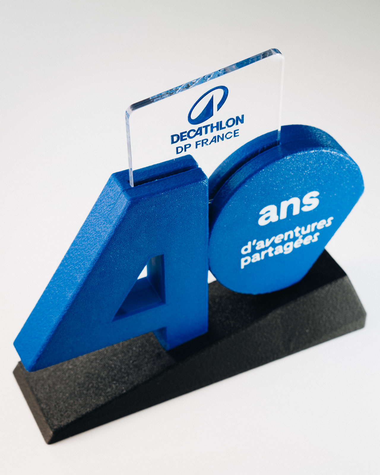 Trophée personnalisé 40 ans Decathlon en impression 3D bleu et plexiglass