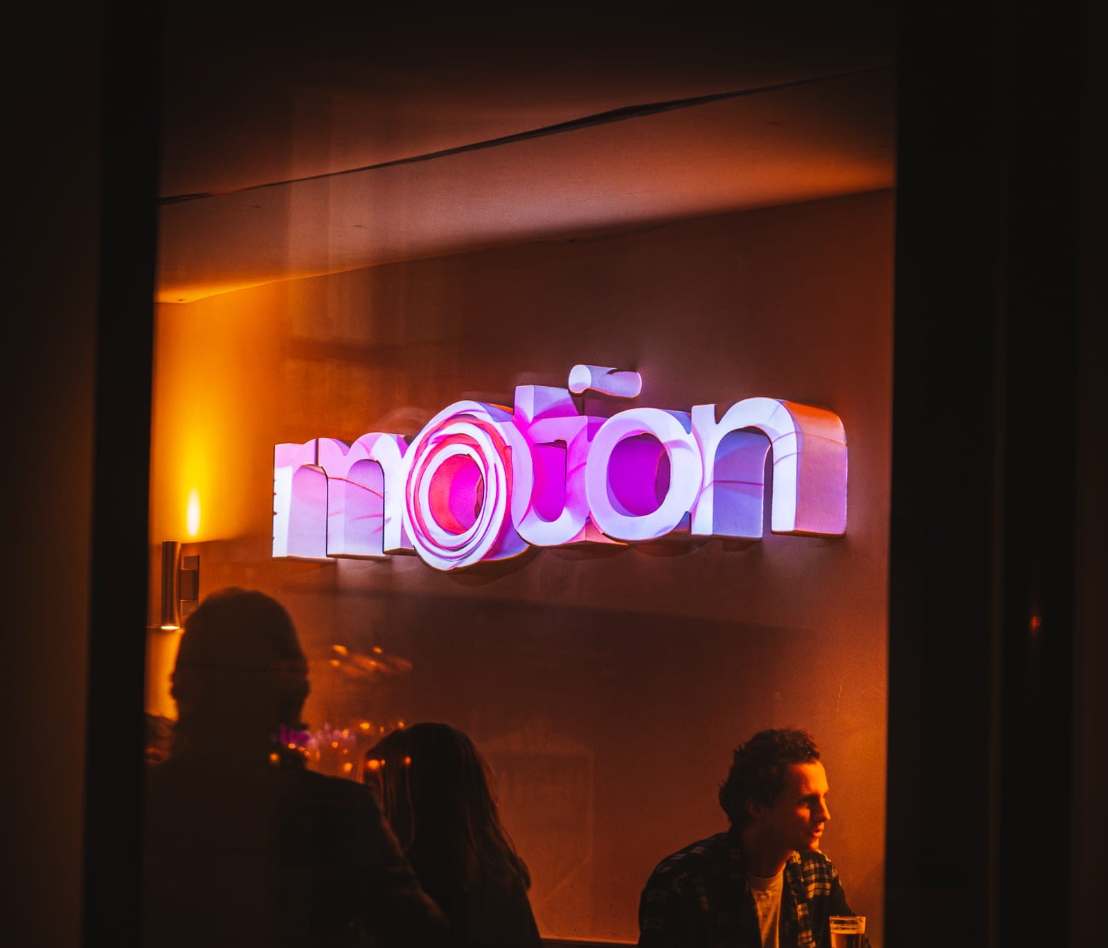 Enseigne et façade du Motion Bar à Lille imprimées en 3D XXL