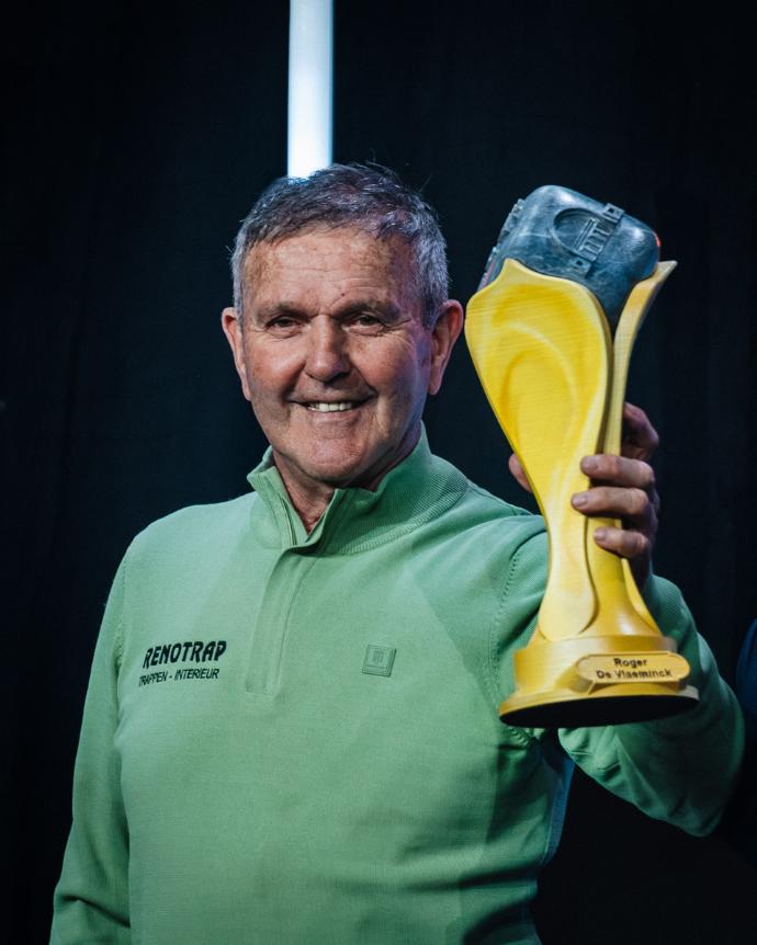 Champion cycliste recevant son trophée sur-mesure imprimé en 3D à Paris-Roubaix