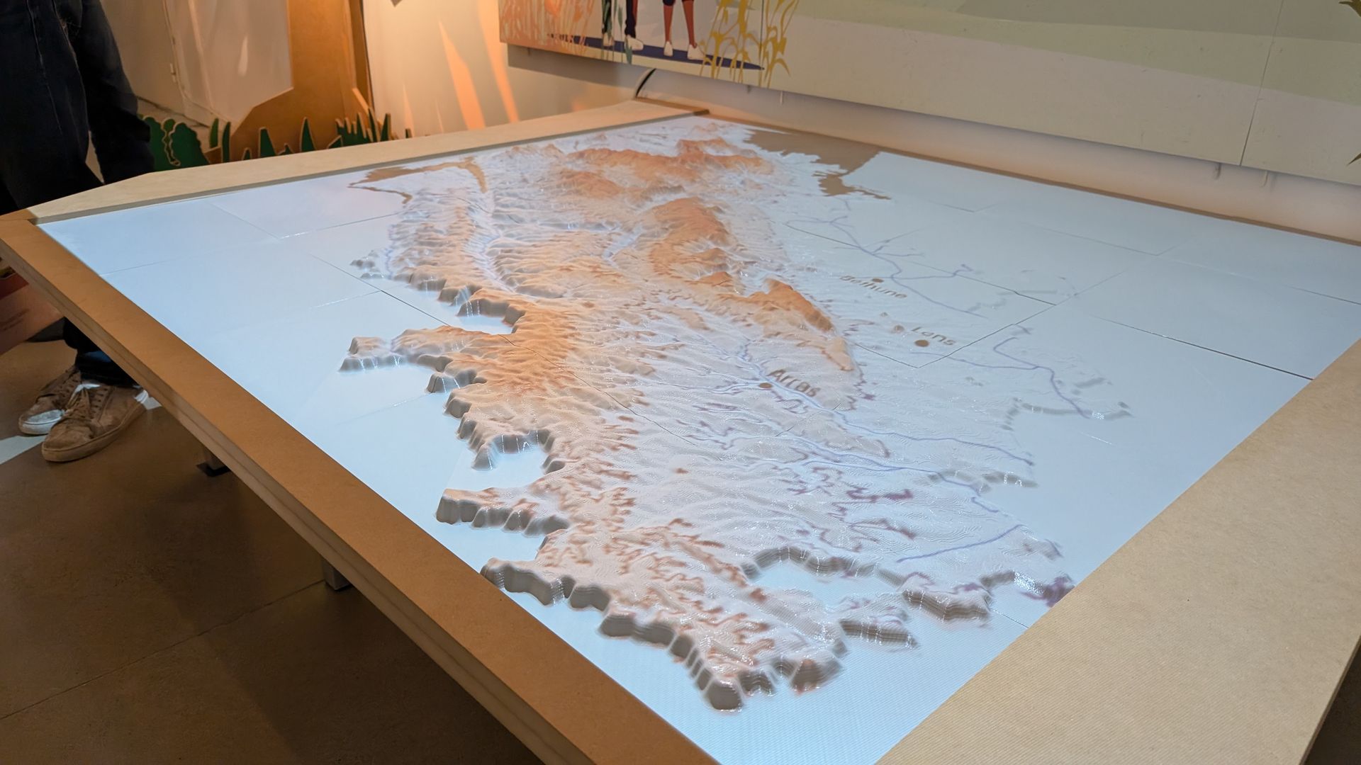 Maquette de relief imprimée en 3D avec projection vidéo