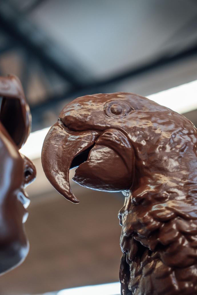 Détail de l'ara sculpté et imprimé en 3D sur la statue de Beauval
