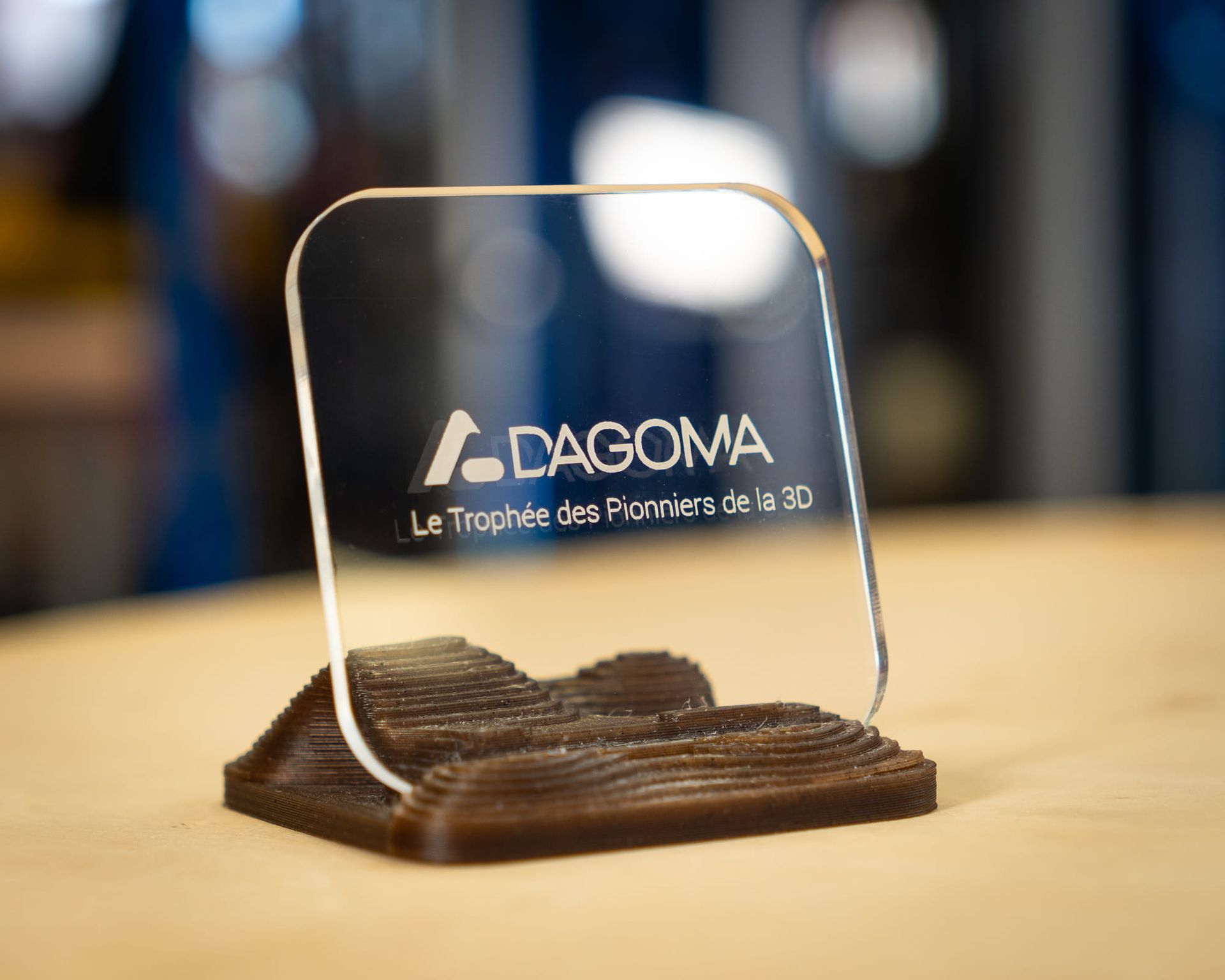 Trophée des Pionniers de la 3D en plexiglass gravé sur socle imprimé en 3D