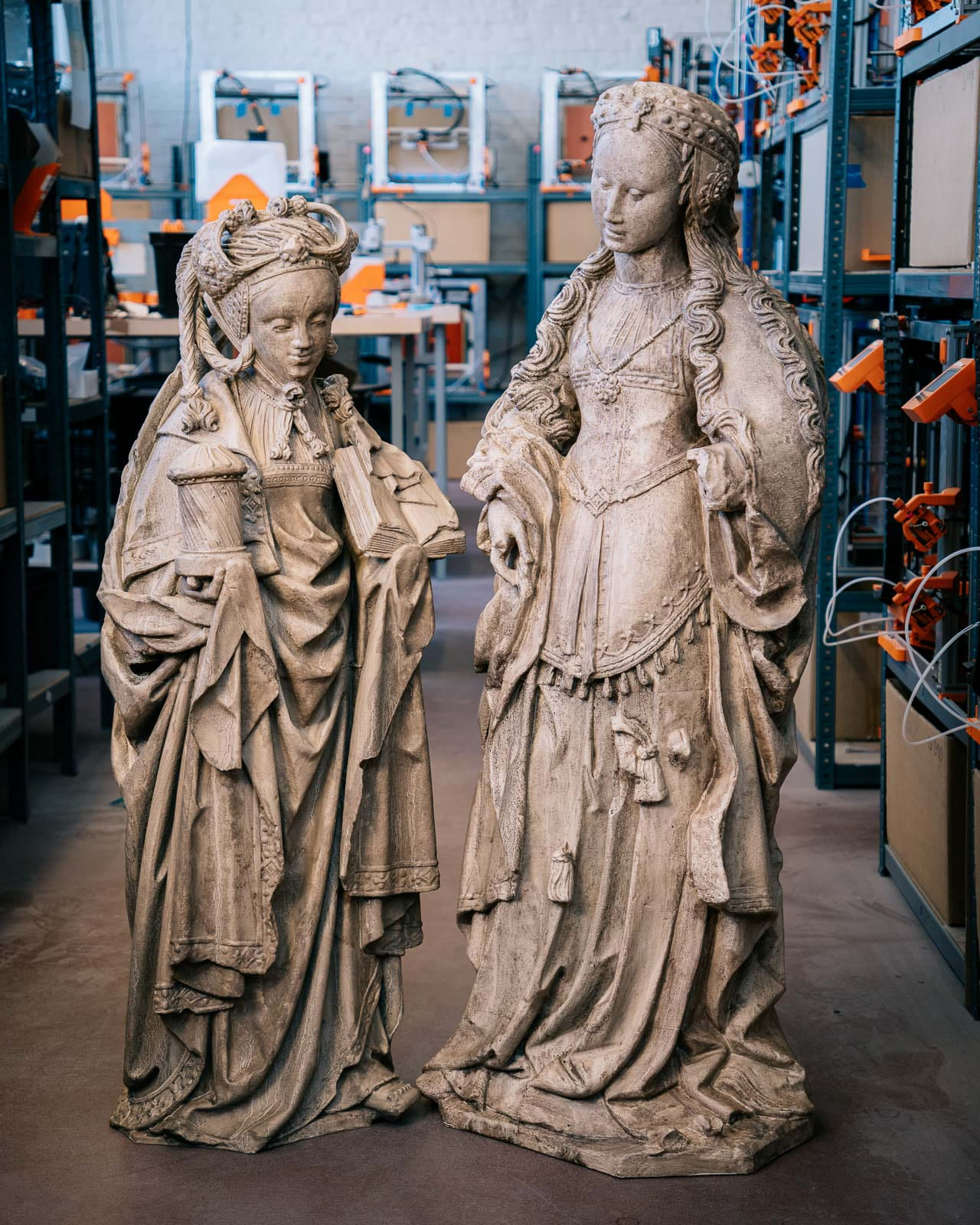 Finitions et patine artistique imitant la pierre sur une statue imprimée en 3D