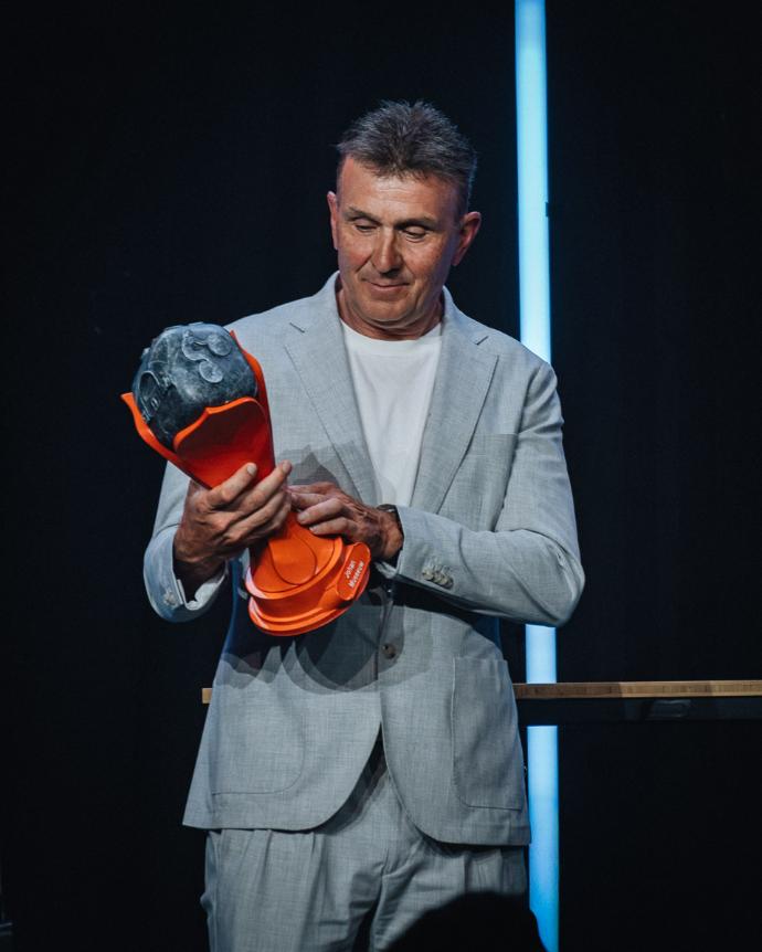 Trophées personnalisés Paris-Roubaix alignés lors de la Soirée des Légendes