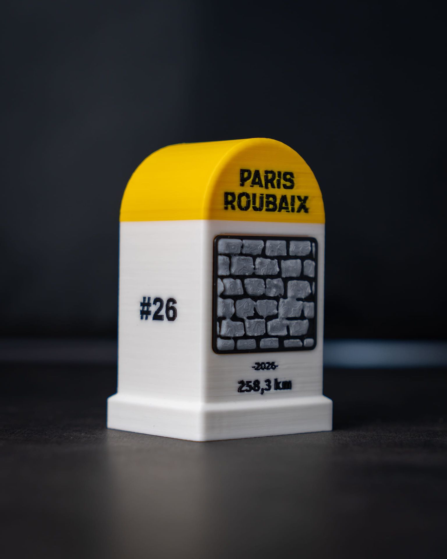 Trophée en forme de borne Paris-Roubaix imprimé en 3D