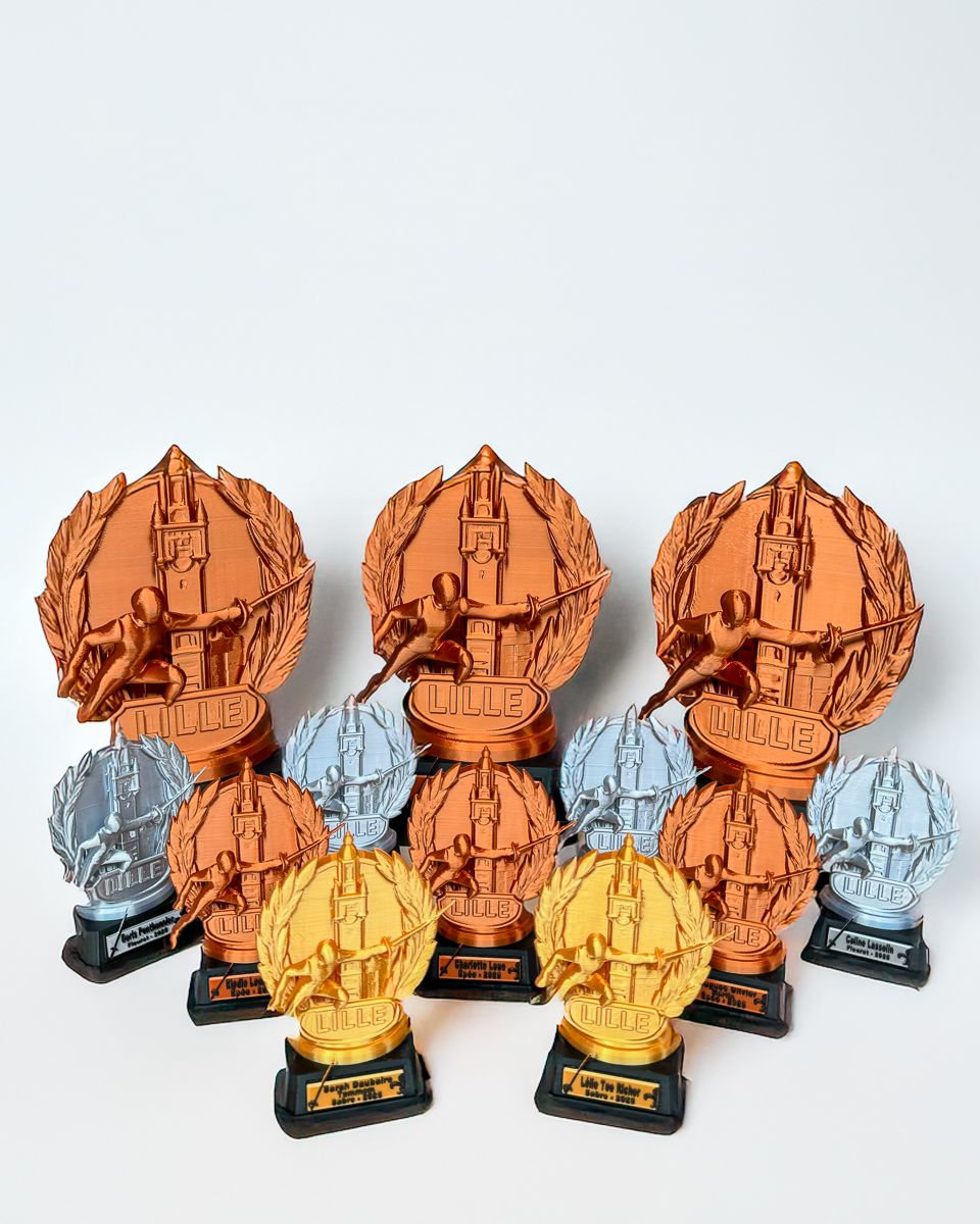 Trophées et médailles d'escrime imprimés en 3D pour les premières et deuxièmes places