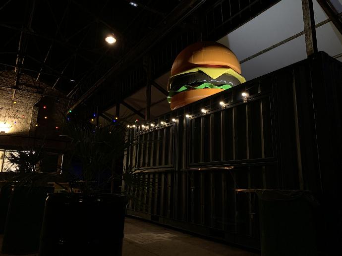 Burger géant le comptoir volant DAGOMA Burger-le-comptoir-volant-friche-gourmande-dagoma
