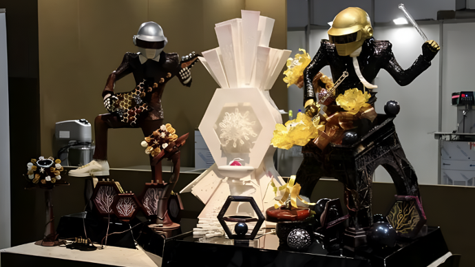 Sculpture en chocolat Daft Punk Tour Eiffel Nabil Barina pâtisserie Sculpture en chocolat Daft Punk Tour Eiffel Nabil Barina pâtisserie