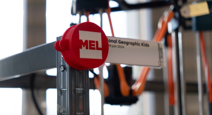 Pince MEL avec marque-page QR code sur structure métallique