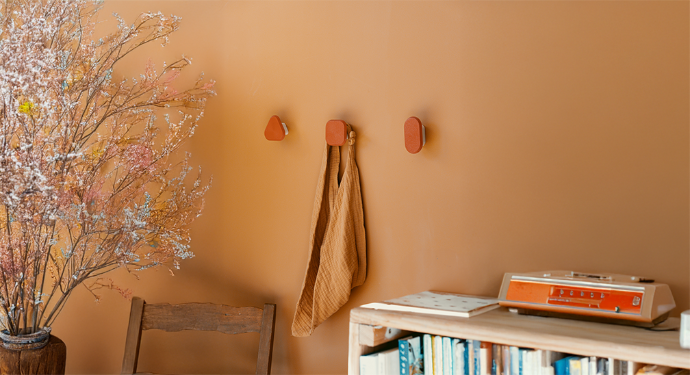 Crochets muraux minimalistes sur mur beige