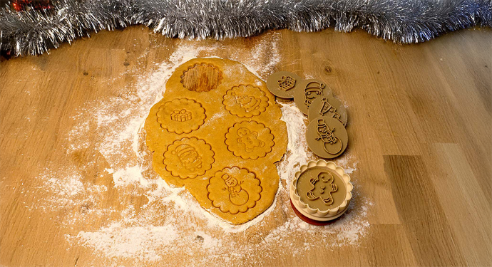 Pâte découpée avec des emporte-pièces de Noël
