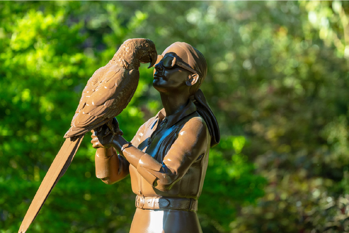Statue de Françoise Delord et son perroquet imprimée en 3D pour le ZooParc de Beauval
