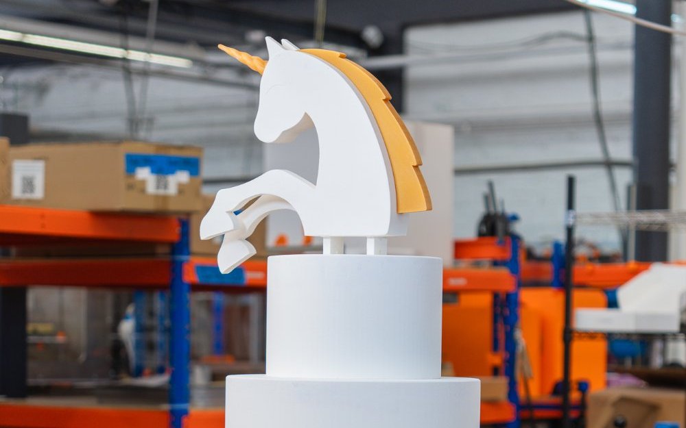 Une licorne géante imprimée en 3D pour MAGNANIME, exposée chez Harrods